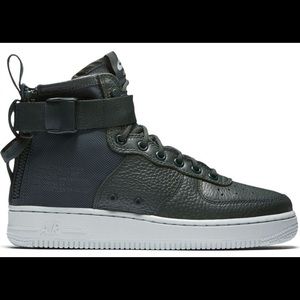 ⭐️ NIB Nike Air Force 1 Mid - Size 8